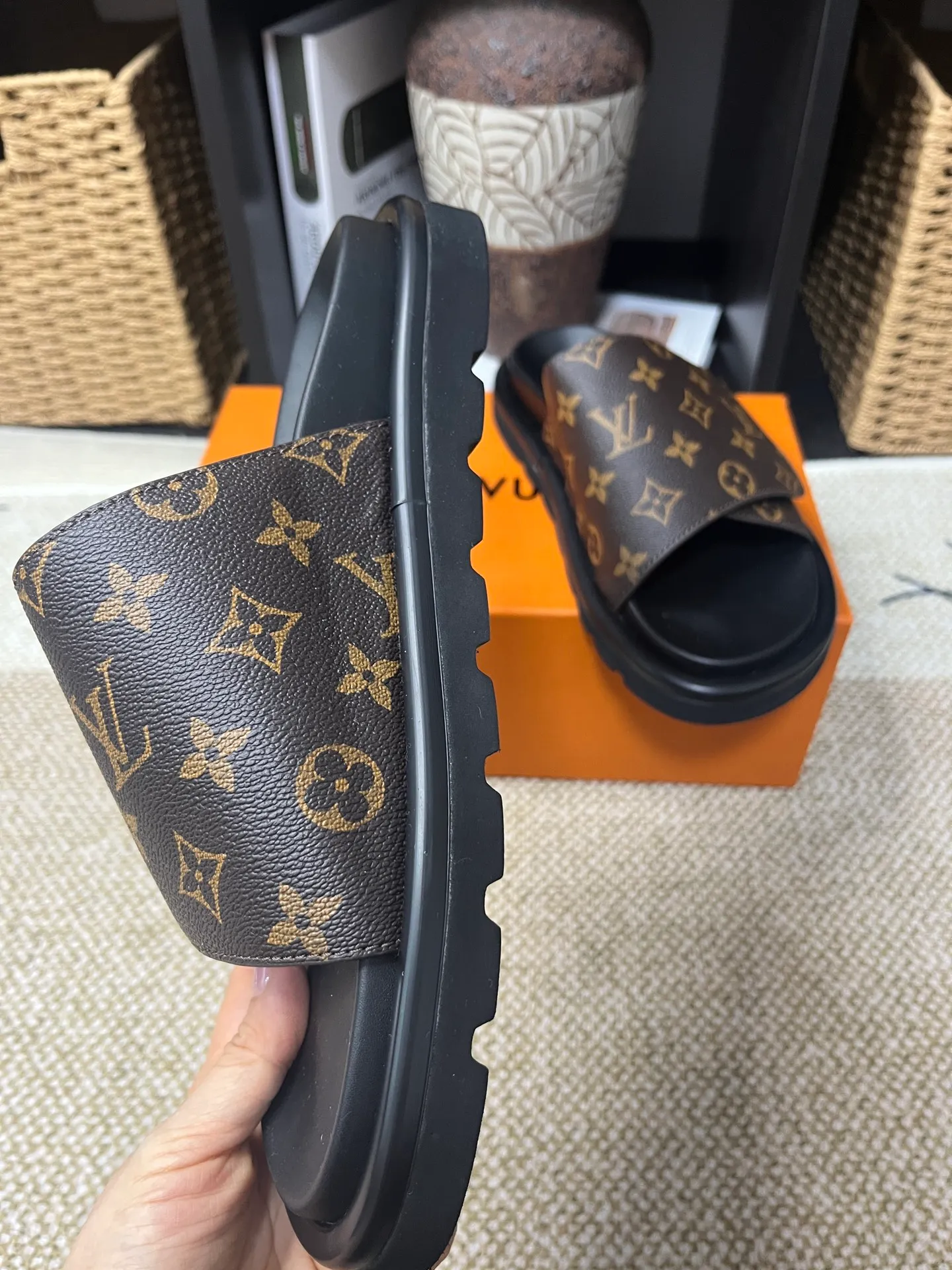 P340 [New Style] [LOUIS VUITTON] Louis Vuitton, LV printing, men's and women's slippers are now on the market, packed in drawer boxes with cloth bags and cards, the upper pattern looks very soft and waxy, and is a super versatile leg slimming tool. Fabric: imported denim/canvas/old fabric, LV hardware LOGO, official website pattern printing, comfortable to wear, feet: high-elastic PU water table. Sole: foam sole, heel height: about 5cm. Code number: 35-46, 35, 45, 46 are custom-made and non-returnable. Color: multiple colors and styles available.